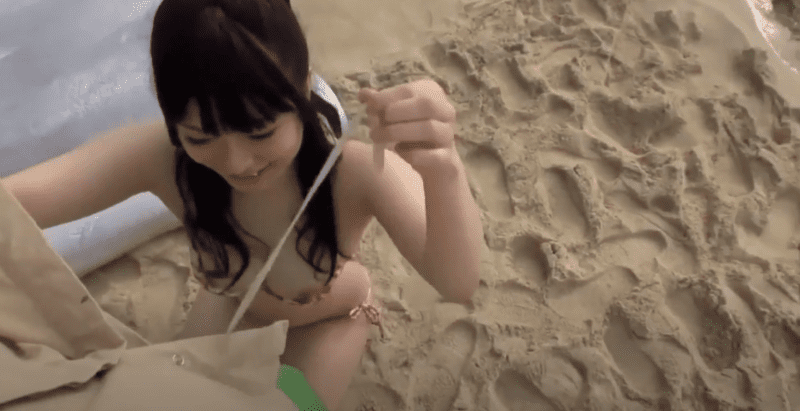 Gái xinh lên cơn nứng lồn ngoài bãi biển