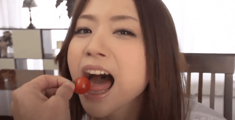 Đến nhà thằng bạn chơi rồi chịch vào lồn gái có chồng