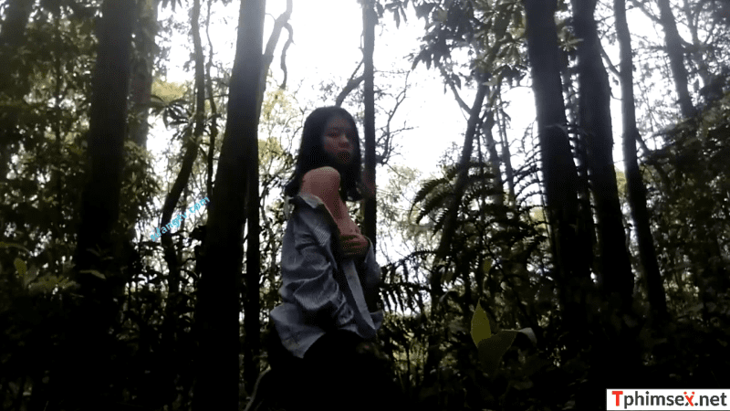 Em gái Tây tự show hàng trong vườn cây