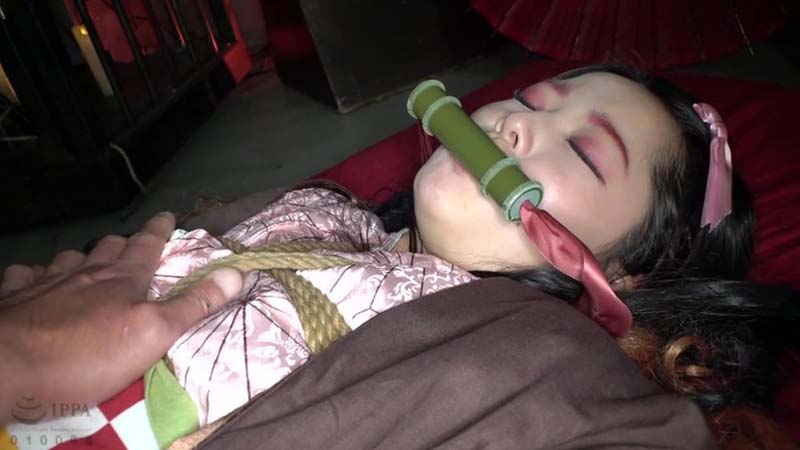 Phim sex gái xinh chơi threesome bạo dâm với mấy anh trai