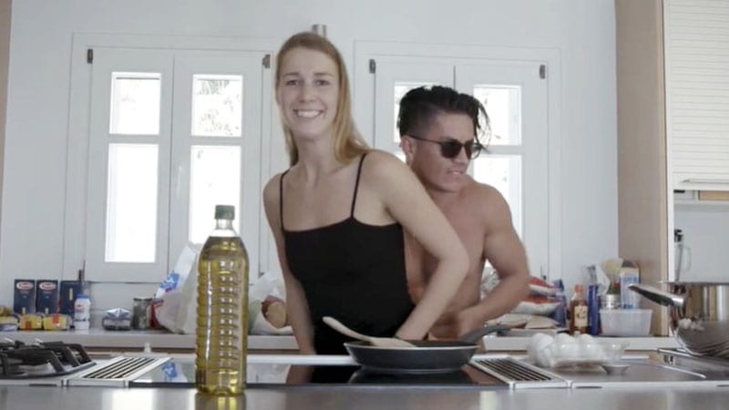 phim-sex-nam-sinh-cu-to-dam-me-lai-may-bay-ba-gia